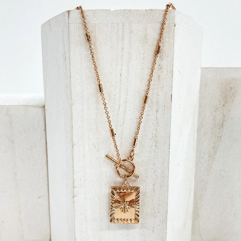 Chain Necklace with Bumble Bee Rectangle Pendant Toggle Clasp in Gold